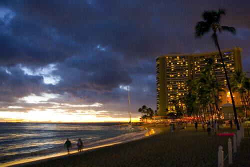 ハワイのワイキキから行ける綺麗な夕日を見るためのお勧めの場所と日没時間について教えます